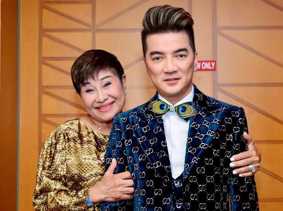 Những cặp đôi 'lạ đời' của Vbiz: Thoải mái ôm hôn - Hình 9 Nhung cap doi 'la doi' cua Vbiz: Thoai mai om hon-Hinh-9