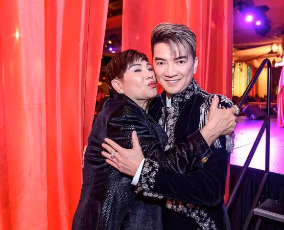 Nhung cap doi 'la doi' cua Vbiz: Thoai mai om hon-Hinh-8