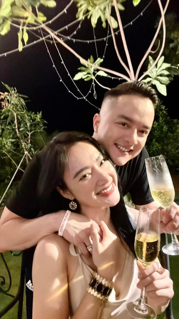 Những cặp đôi 'lạ đời' của Vbiz: Thoải mái ôm hôn - Hình 17 Nhung cap doi 'la doi' cua Vbiz: Thoai mai om hon-Hinh-17