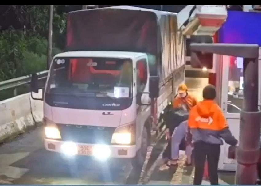 Tai xe dot quy khi qua tram thu phi, nhan vien cuu chua