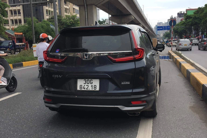 Tai xe xe om bi nguoi dan ong di o to danh vi “khong nhuong duong“?-Hinh-2