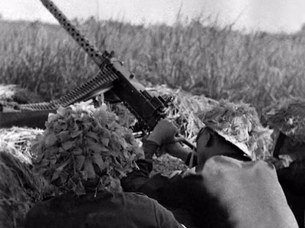 Quân dân miền Nam dùng đại liên bắn trực thăng Mỹ.