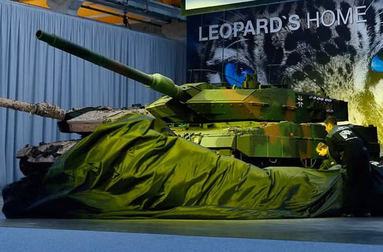 Krauss-Maffei Wegmann đã bàn giao cho quân đội Đức những chiếc siêu tăng Leopard 2A7. Lễ bàn giao đã được tổ chức vào ngày 10/12 với sự chứng kiến của Trung tướng Rainer Korff, Tư lệnh lục quân Đức tại một căn cứ ở Munich. Trong ảnh là 2 chiếc Leopard 2A7 (trong số 20 chiếc đặt hàng từ QĐ Đức) tại buổi ra mắt.