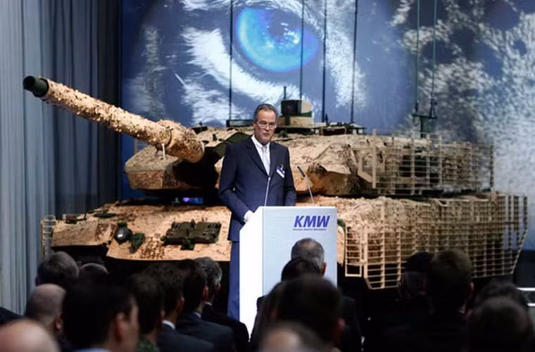 Thực ra, 20 chiếc Leopard 2A7 này không phải là sản xuất mới mà là được nâng cấp dựa trên khung gầm Leopard 2A6. Mẫu tăng này được thiết kế phù hợp hơn cho tác chiến trong môi trường đô thị, cũng như chiến trường truyền thống. Trong ảnh, một trong 2 chiếc 2A7 với lớp ngụy trang độc đáo.