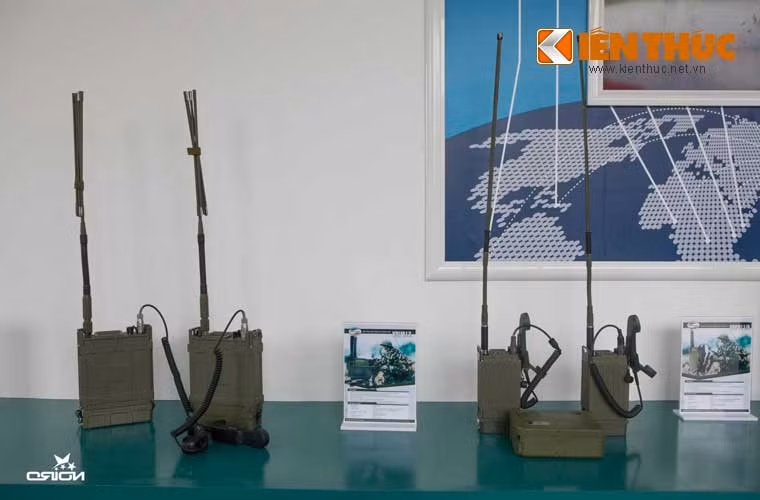 Các máy thông tin do Viettel sản xuất cho bộ đội.