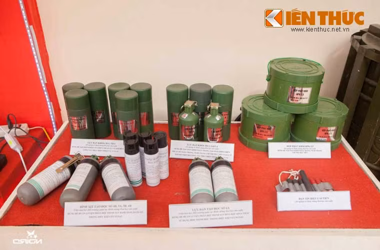 Một số sản phẩm lựu đạn tạo khói, hộp phát khói, lựu đạn tạo độc... dùng trong huấn luyện, chiến đấu.