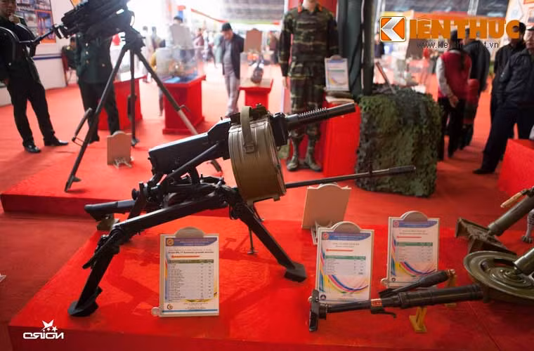 Súng phóng lựu tự động AGS-17 30mm do Nga thiết kế, Việt Nam mua giấy phép sản xuất.