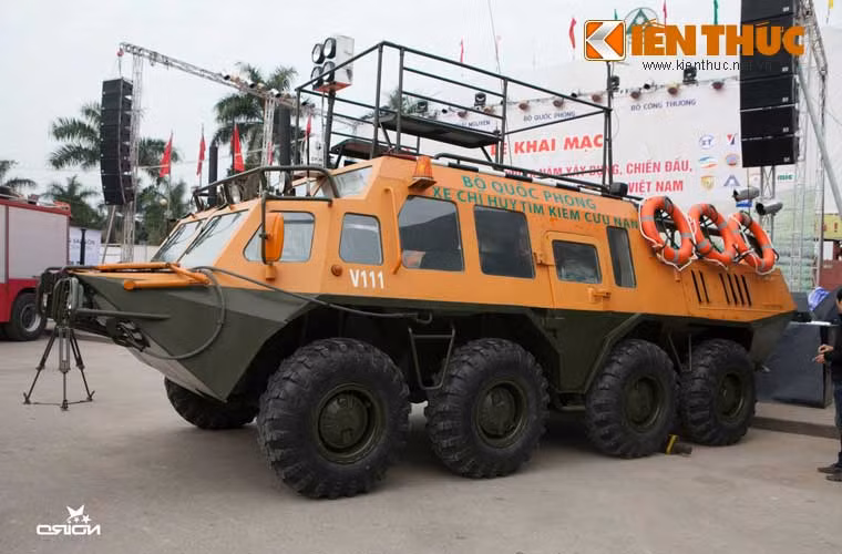 Trong ảnh là xe lội nước phục vụ tìm kiếm cứu nạn trong bão lũ GAZ-59037A được phát triển dựa trên khung gầm cơ sở xe bọc thép chở quân BTR-80, dài 7,5m, rộng 2,95m, cao 2,55m. Xe trang bị động cơ diesel V8 tăng áp KAMAZ 7403 công suất 260 mã lực cùng chân vịt ở đuôi cho phép bơi trên mặt nước với tốc độ 9km/h.