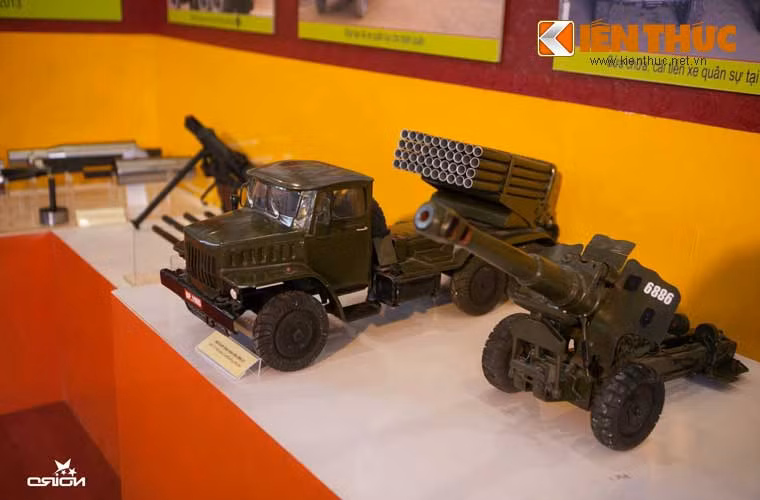 Mô hình các loại vũ khí của pháo binh Việt Nam (từ phải qua trái): lựu pháo D-20 152mm, pháo phản lực BM-21 Grad, súng không giật.