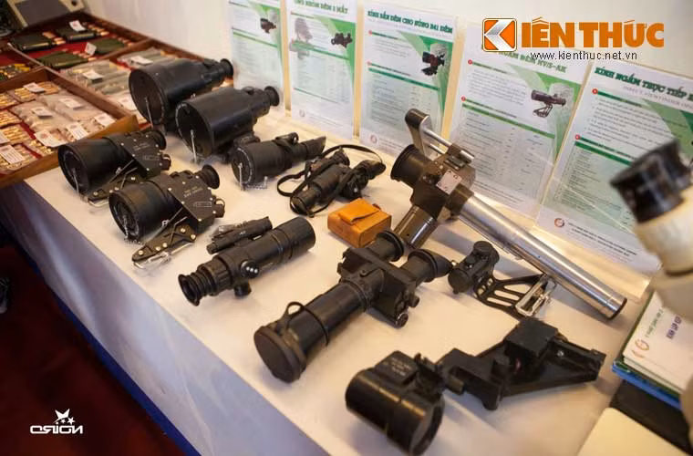 Các mẫu kính ngắm nhìn đêm, ống nhòm do Việt Nam tự sản xuất.