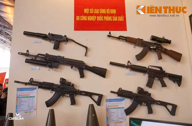 Một số mẫu súng bộ binh do công nghiệp quốc phòng Việt Nam tự sản xuất, lần lượt gồm (từ trái qua phải, trên xuống dưới): súng tiểu liên Uzi; súng trường tiến công AK gắn kính ngắm; mẫu AK khác được lắp súng phóng lựu kẹp nòng; súng trường M18; súng trường tiến công Galil ACE 32 và mẫu carbine ACE 31.