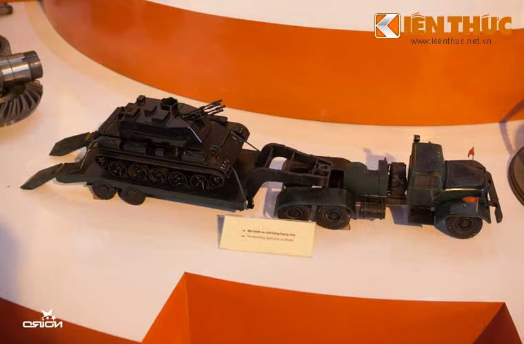 Mô hình xe chở tăng hạng nhẹ.