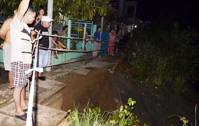 Toàn bộ đất đá xuống sông Long Kiểng. Rất may thời điểm xảy ra sự cố, trời mưa to không có ai qua lại nên không gây thiệt hại về người.