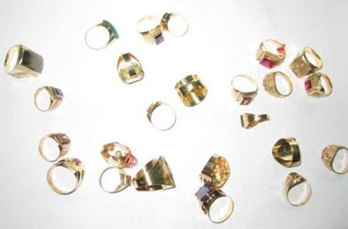 Số vàng là những chiếc nhẫn nam công an thu giữ sau khi bắt các tên cướp.