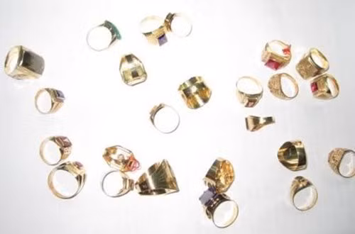 Số vàng là những chiếc nhẫn nam công an thu giữ sau khi bắt các tên cướp.