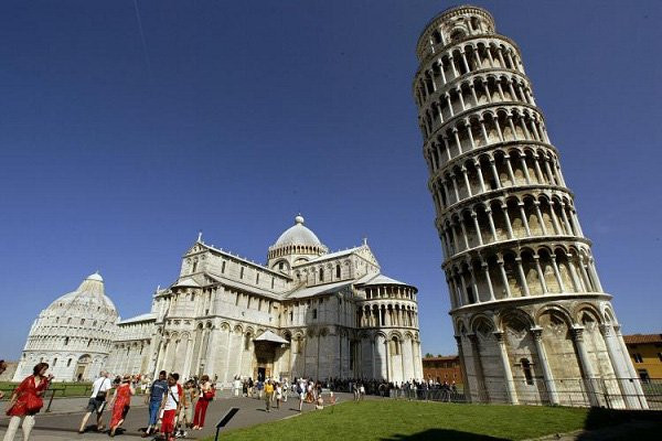 Tháp Pisa được xây dựng tại thành phố Pisa ở vùng Tuscany, miền Trung Italy. Thành phố Pisa tọa lạc hai bên bờ sông Arno ngay trước khi đổ vào biển Liguria. Pisa là thành phố tỉnh lỵ của tỉnh Pisa.