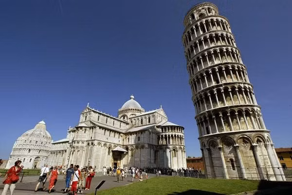 Tháp Pisa được xây dựng tại thành phố Pisa ở vùng Tuscany, miền Trung Italy. Thành phố Pisa tọa lạc hai bên bờ sông Arno ngay trước khi đổ vào biển Liguria. Pisa là thành phố tỉnh lỵ của tỉnh Pisa.