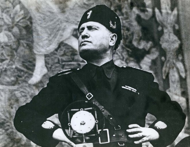 Benito Mussolini (1883-1945) là trùm phát xít ở Italy, một trong những đầu sỏ gây nên chiến tranh thế giới thứ II. Trong thời gian nắm quyền ở Italy (1922-1943), ông ta từng ra lệnh “dựng thẳng tháp nghiêng Pisa” bằng cách rót bê tông vào móng của nó. Tuy nhiên, việc này chỉ làm cho tòa tháp nghiêng hơn.