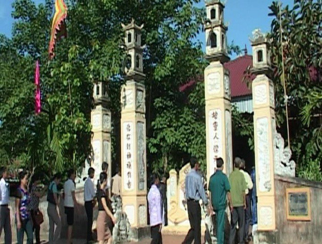 Hàng năm, ngày 27/3 Âm lịch, đông đảo người dân lân cận tế lễ để tưởng nhớ bà với những câu ca dao lưu truyền như: “Đi đâu cũng nhớ tháng ba / Hai bảy giỗ bà, tảo mộ vui xuân / Các nơi nô nức xa gần / Vĩnh Trung, Vĩnh Thủy, Quảng Bình về đây”.