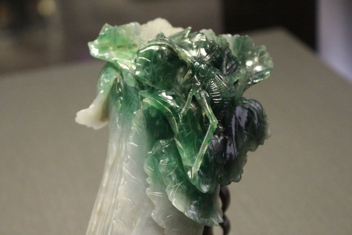 Cây cải thảo bằng cẩm thạch phổ biến từ khoảng năm 1644 đến năm 1912. Mẫu trong bảo tàng tại Đài Bắc là món hồi môn của một nhân vật trong hoàng tộc. Màu trắng của thân cây tượng trưng cho phẩm hạnh của cô dâu, trong khi con châu chấu và con muỗm trên lá tượng trưng cho sự sinh sôi, nảy nở. Ảnh: Wsj.