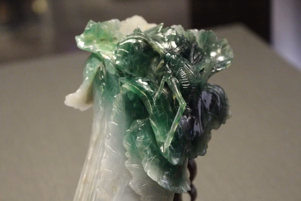 Cây cải thảo bằng cẩm thạch phổ biến từ khoảng năm 1644 đến năm 1912. Mẫu trong bảo tàng tại Đài Bắc là món hồi môn của một nhân vật trong hoàng tộc. Màu trắng của thân cây tượng trưng cho phẩm hạnh của cô dâu, trong khi con châu chấu và con muỗm trên lá tượng trưng cho sự sinh sôi, nảy nở. Ảnh: Wsj.