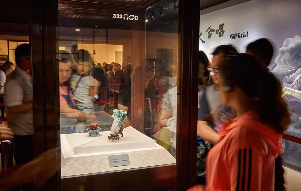 Cạnh hòn đá này là một cây cải thảo được tạc từ cẩm thạch, với hai con côn trùng bò trên lá. Ảnh: Taiwan.net.