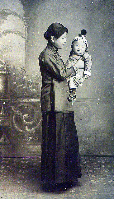 Một phụ nữ Trung Quốc trìu mến nhìn cậu con trai nhỏ.