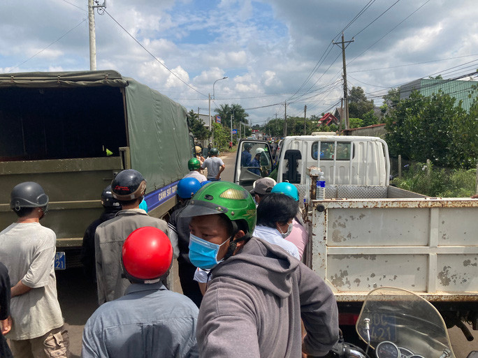 Hang tram cong an bao vay 1 can nha, co tieng sung no o TP Long Khanh-Hinh-2