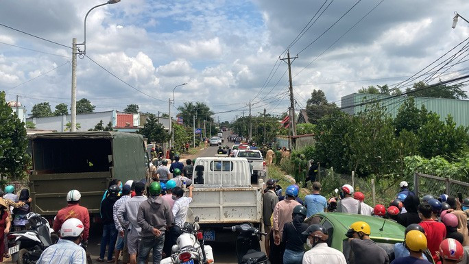 Hang tram cong an bao vay 1 can nha, co tieng sung no o TP Long Khanh-Hinh-4