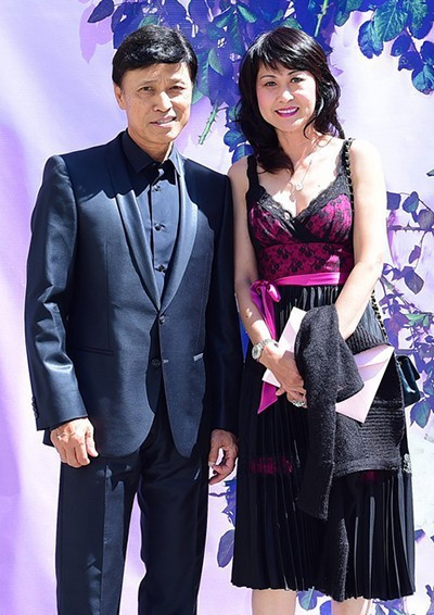 Hon nhan kin tieng cua danh ca Tuan Ngoc va vo kem 14 tuoi