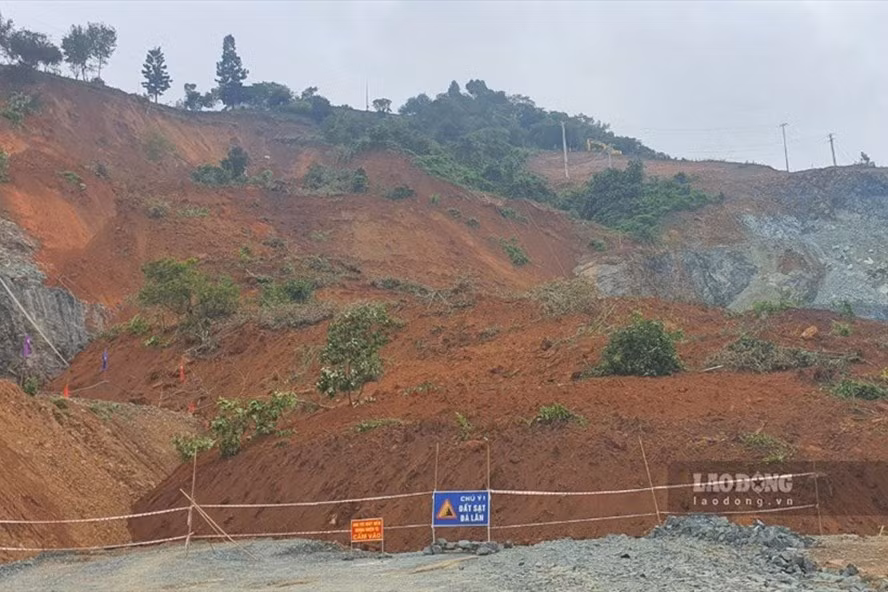 Khan truong khac phuc sat lo khu vuc thi cong ho mong Nha may thuy dien Hoa Binh mo rong