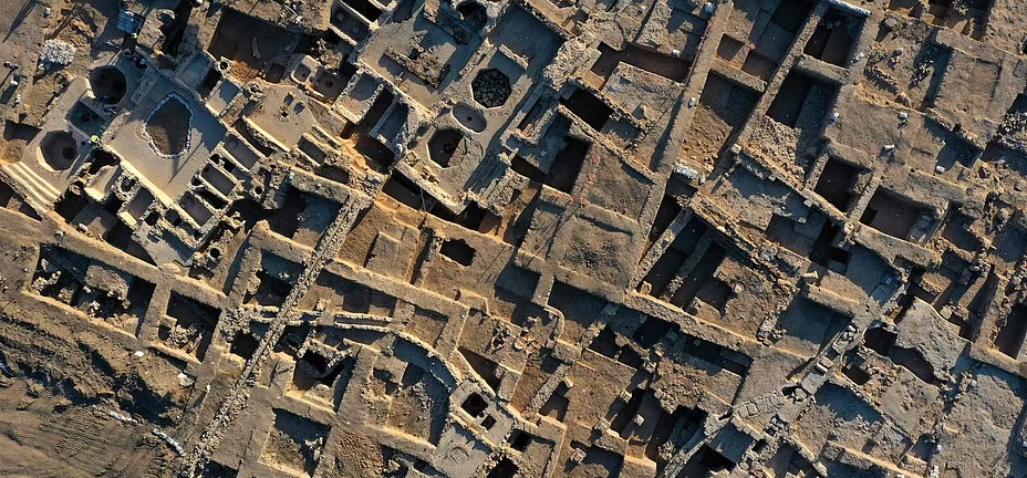 Nhẫn thạch anh tím đẹp xuất sắc bên trong nhà máy rượu vang thời Byzantine lớn nhất thế giới