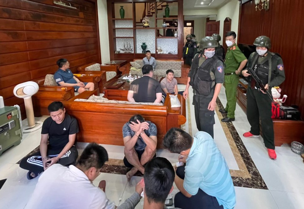 Pha duong day danh bac 14.000 ty, tam giu 2 xe sang Mercedes Maybach