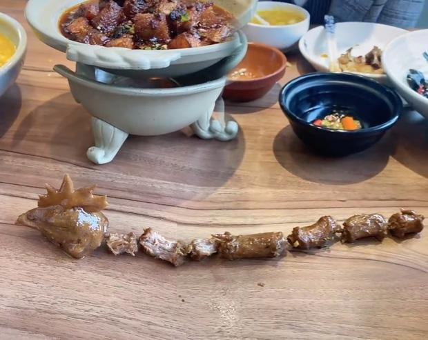 Quan ban con ga co sieu dai, khach hang thac mac cuoi na tho