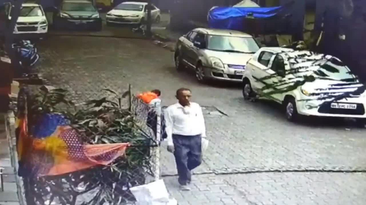 Video: Bi o to can qua nguoi, be trai 3 tuoi song sot than ky