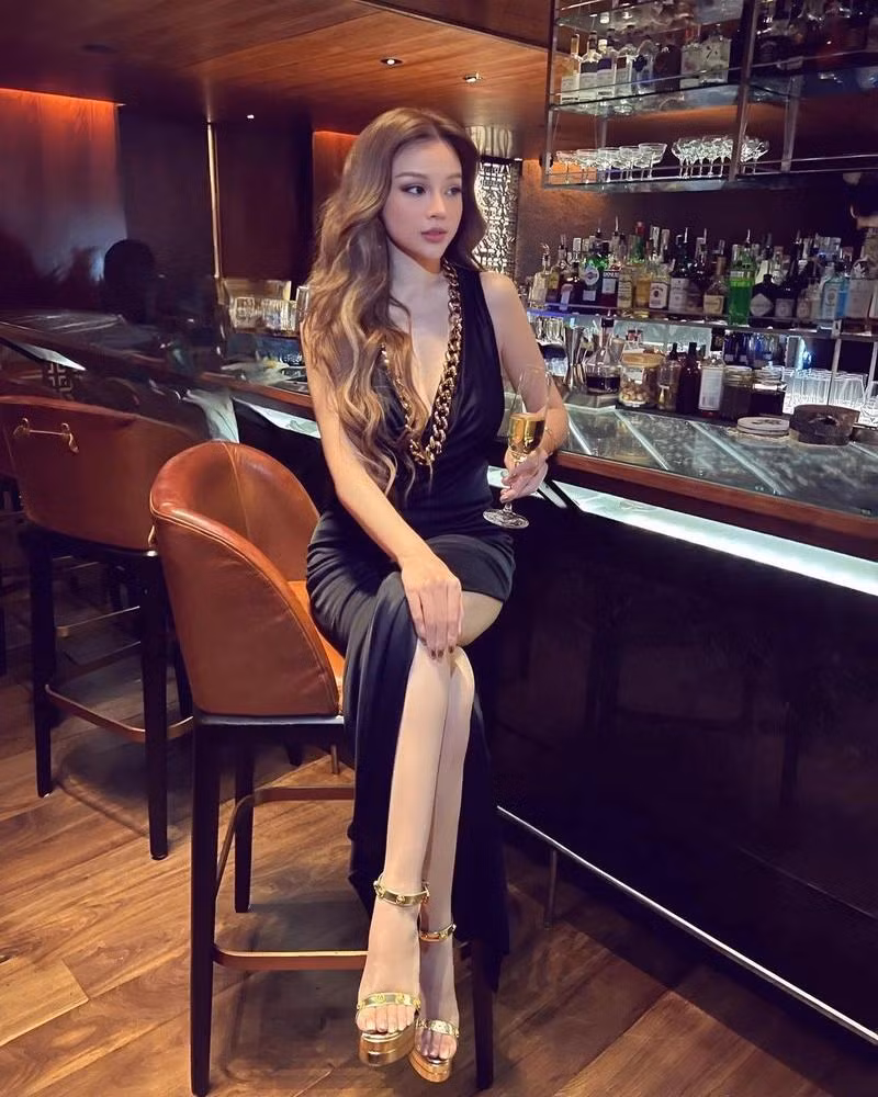  Đoàn Di Băng và Huyền Baby đều là 2 nữ nhân nổi tiếng giàu sang trong Vbiz. Khéo thế nào mà Đoàn Di Băng và Huyền Baby lại có khá nhiều lần trùng ý tưởng ăn mặc, dù ít khi gặp nhau ngoài đời nhưng lại có tới 4 lần đụng độ váy vóc. Và trong 4 lần mặc trùng trang phục ấy, Đoàn Di Băng hay Huyền Baby sẽ là người cao tay trong khoản ''cân'' đồ?