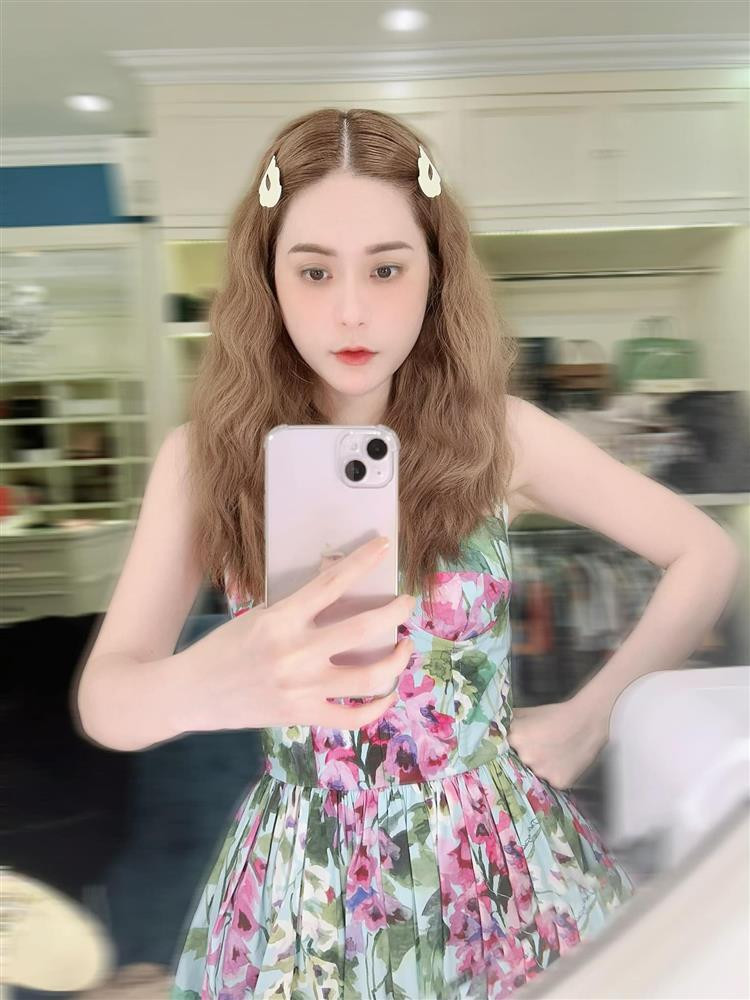 ẫu váy hoa xanh - tím được 2 nàng dùng để ''hack'' tuổi. Và trong pha đụng hàng này, Huyền baby thành công áp đảo với gương mặt xinh tựa búp bê bên suối tóc bồng bềnh. Còn Đoàn Di Băng lại ''cưa sừng'' hơi quá với tóc xoăn hippie kẹp tóc trắng.