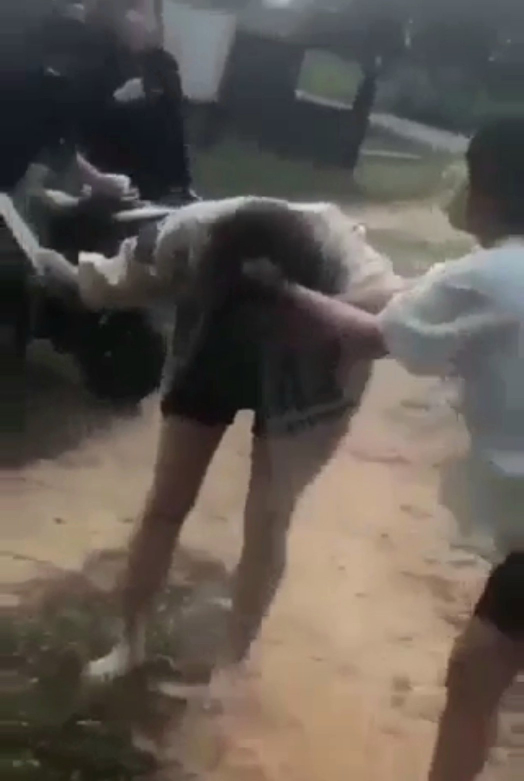 Quảng Trị: Xác minh clip nữ sinh đánh nhau, có dùng dao - Hình 2 Quang Tri: Xac minh clip nu sinh danh nhau, co dung dao-Hinh-2