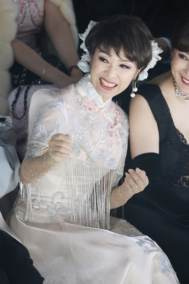 Nhan sac tuoi 68 cua anh hau tung khien Thanh Long me dam