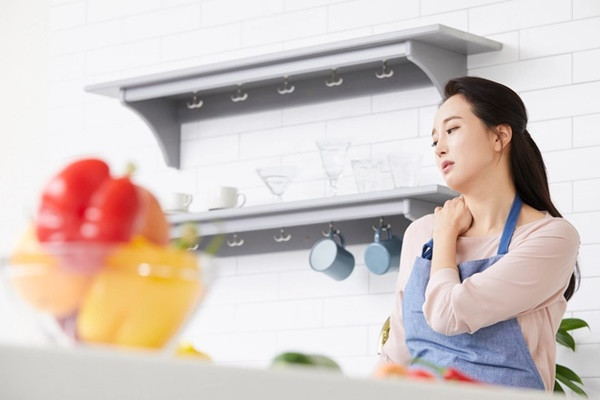 Nhin me chong bung bat chao vao tan giuong chi dau, toi cay mat