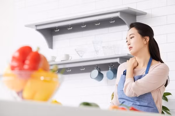 Nhin me chong bung bat chao vao tan giuong chi dau, toi cay mat