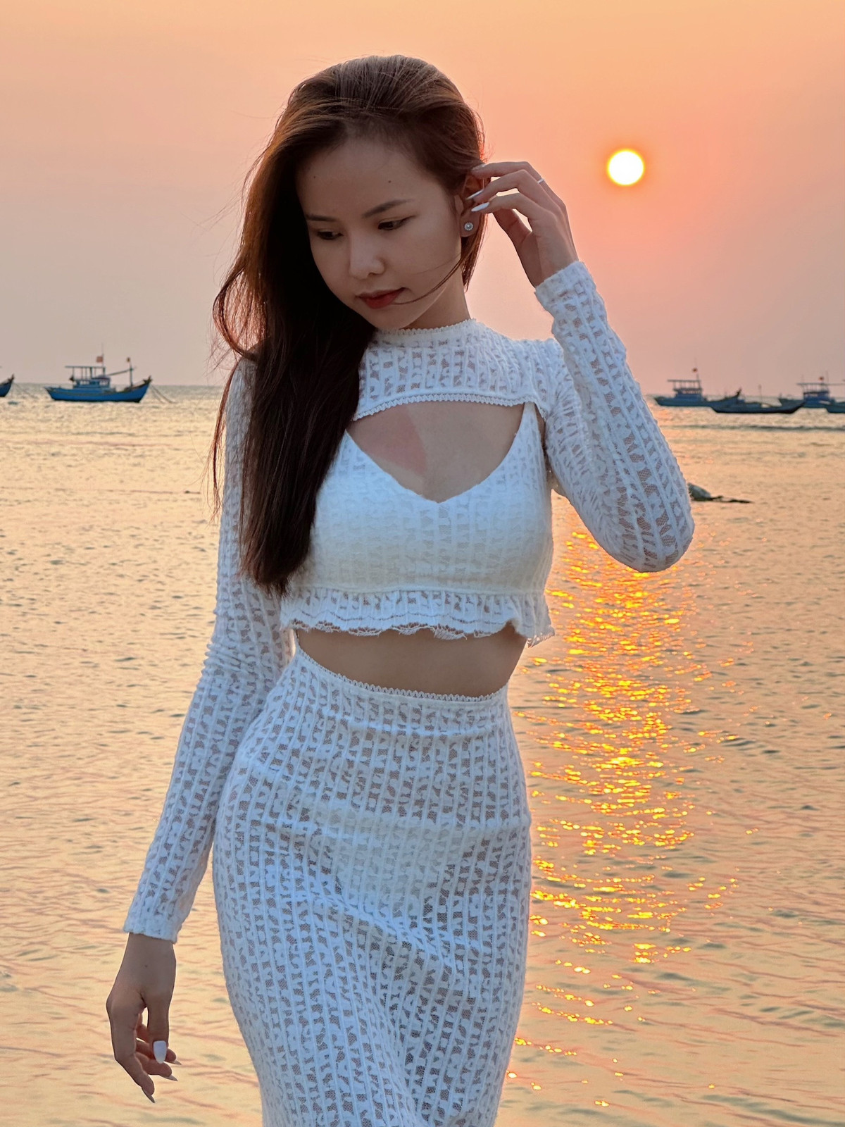 Bờ kè Bãi Lăng: Buổi chiều tà tản bộ quanh bờ kè, ngắm nhìn hoàng hôn buông xuống là trải nghiệm bình yên đáng giá. Ảnh: Ngô Kiều Anh, Anh Tuyền.