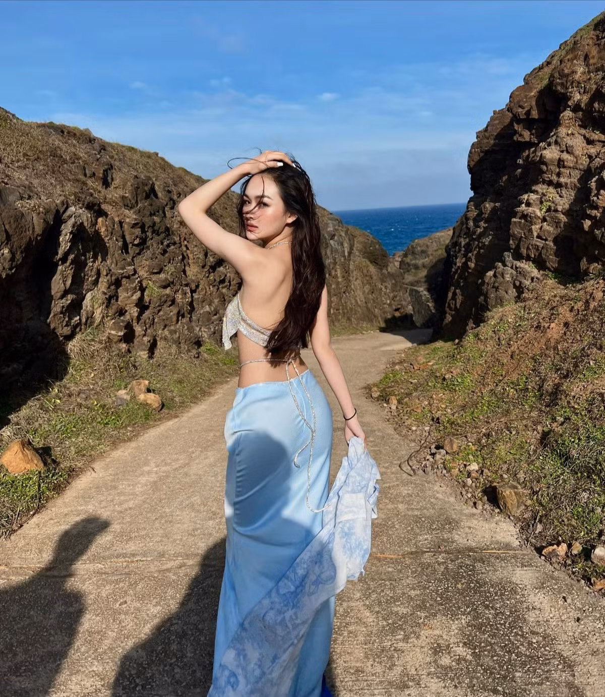 Gành Hang: Sở hữu khung cảnh hùng vĩ của biển xanh ngọc, ôm trọn lấy núi non và những bãi cỏ mọc trên đá, Gành Hang là địa điểm 'hot' nhất nhì tại đảo Phú Quý. Nơi đây có 3 khu vực check-in nổi tiếng là hồ vô cực, hồ Bánh Xe và Khe Sung Sướng. Để tránh việc phải xếp hàng đến lượt mới được xuống check-in tại hồ Bánh Xe và hồ vô cực, du khách nên đi buổi trưa sẽ vắng người. Ảnh: Nguyễn Kiều Oanh.