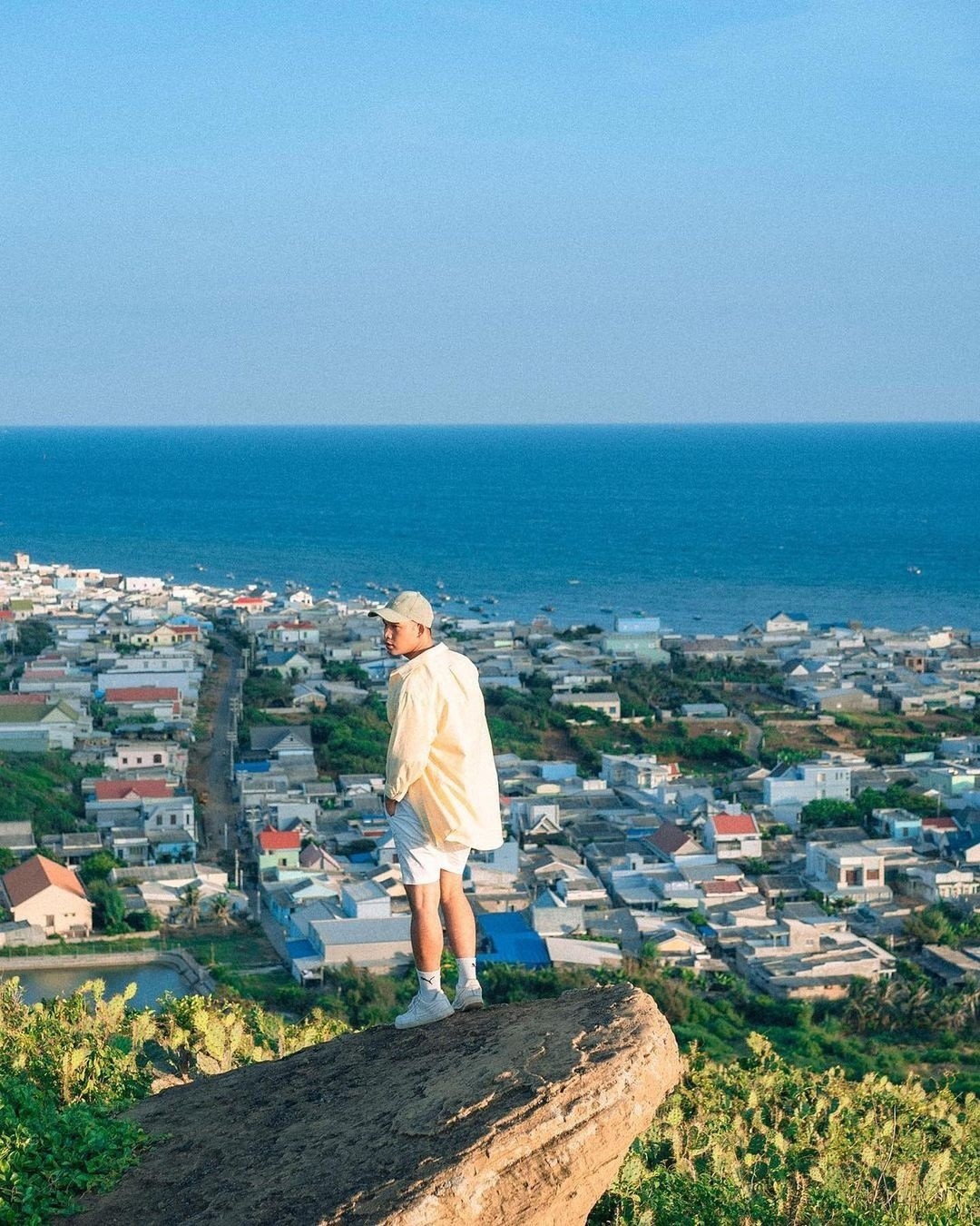 Núi Cao Cát: Điểm nhấn của nơi đây là những vách đá xếp tầng lạ mắt. Leo hơn trăm bậc thang để có những tấm hình đẹp, ngắm nhìn khung cảnh ngoạn mục với bao la biển trời, núi rừng, làng mạc Phú Quý là trải nghiệm đáng giá tại núi Cao Cát. Ảnh: Blog của Rọt.