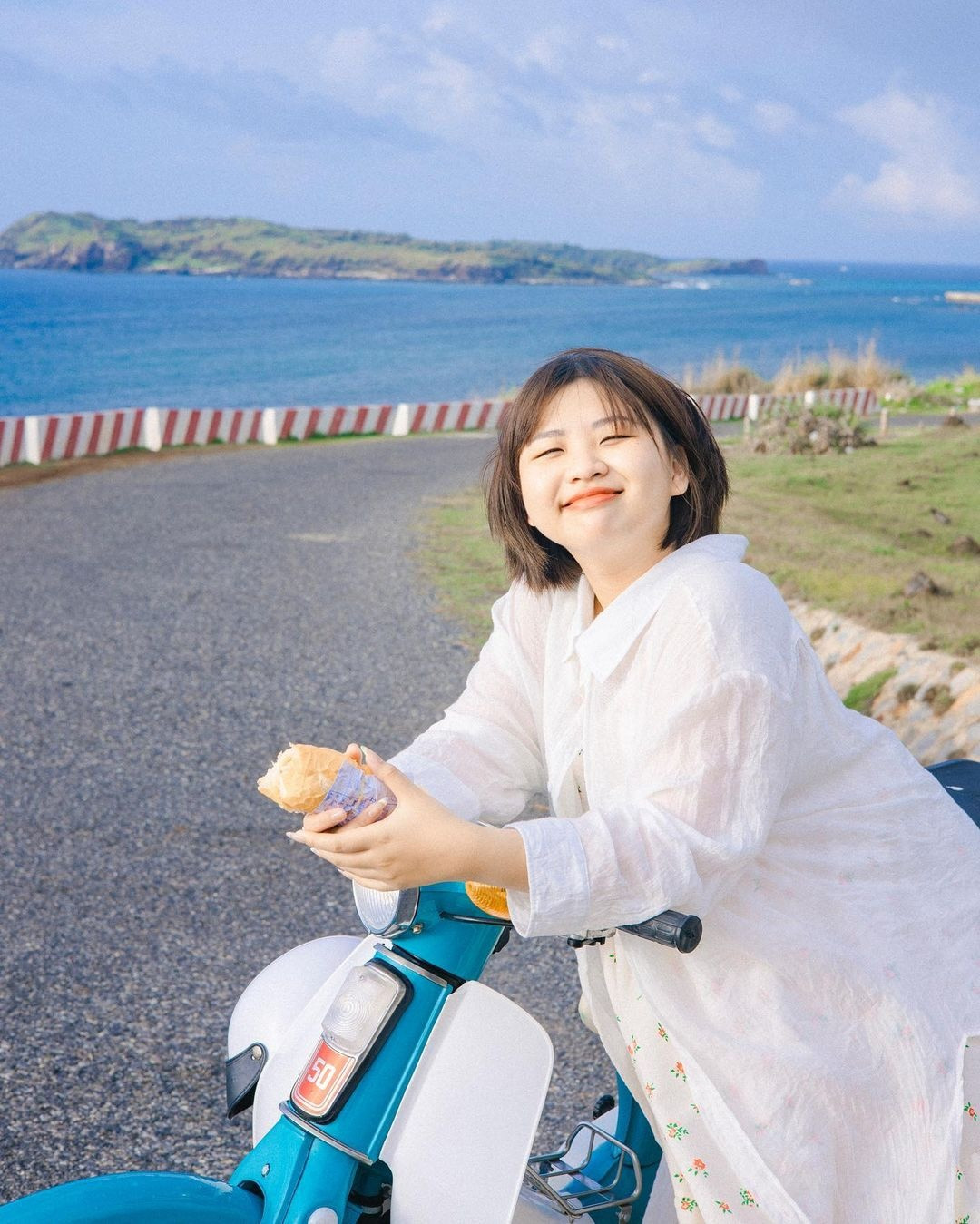 Dốc Phượt nổi tiếng là con đường dành cho những kẻ mộng mơ. Con đường chạy dài ngoằn ngoèo, tạo thành những góc cong cong theo đường bờ biển. Chạy dọc theo dốc Phượt là bờ kè, phía ngoài bờ kè là bãi đất đá trải dài tít tắp. Ảnh: Châu Bí Ngô.