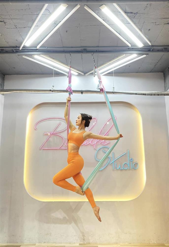 Quynh Nga khoe duong cong dieu luyen voi dang 