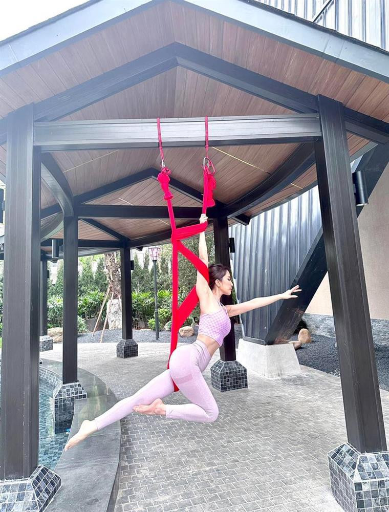 Quynh Nga khoe duong cong dieu luyen voi dang 