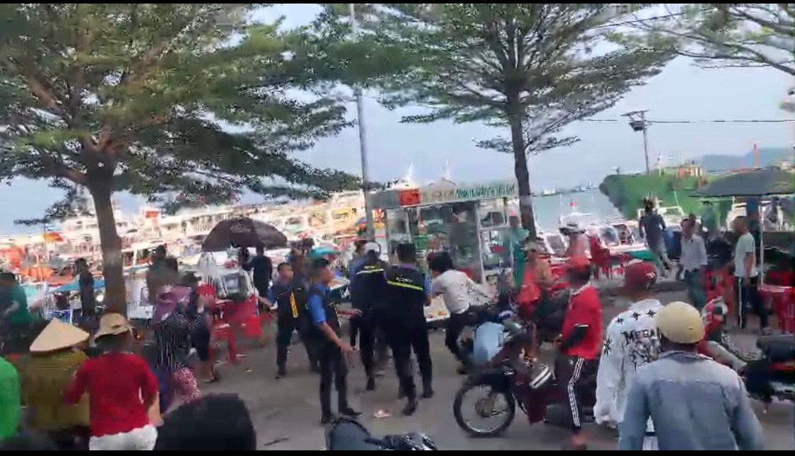 Khởi tố 7 bị can vụ hỗn chiến ở cảng An Thới, Phú Quốc - Hình 2 Khoi to 7 bi can vu hon chien o cang An Thoi, Phu Quoc-Hinh-2