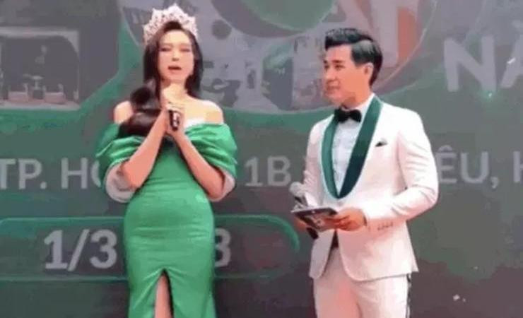 oa hậu Đỗ Thị Hà được khen ngợi bởi nhan sắc xinh đẹp, nụ cười rạng rỡ nhưng thường xuyên gặp sự cố "khó đỡ" vì trang phục.