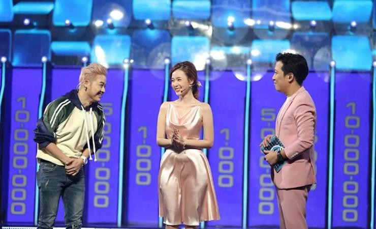 idu cũng từng gặp sự cố khó đỡ trên sóng truyền hình vì váy lụa.